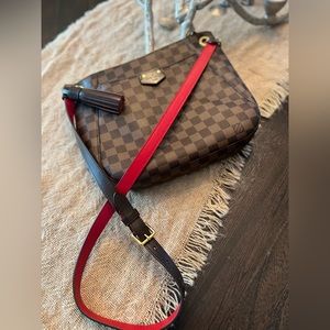 Louis Vuitton 

South Bank Crossbody Damier